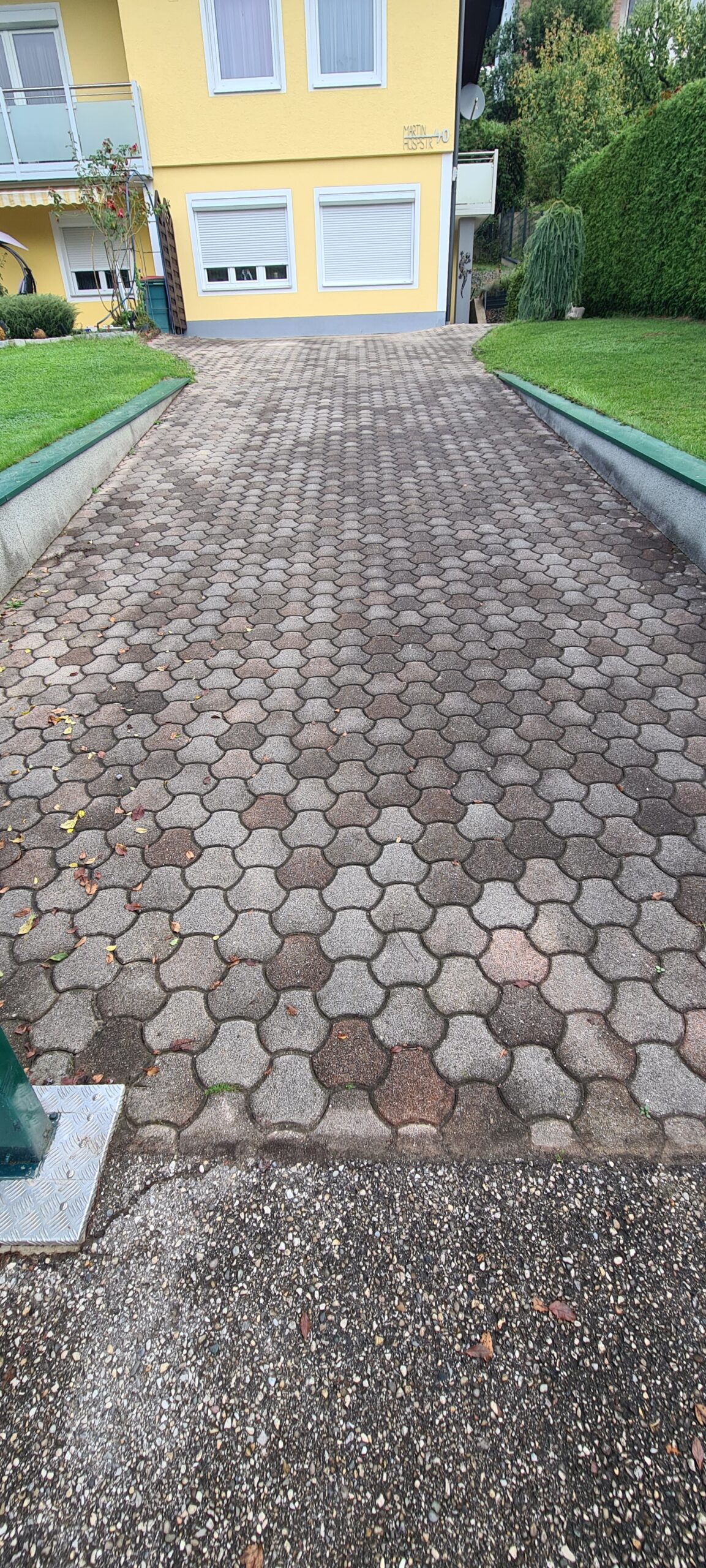 Vorher: Verschmutzte Pflastersteine